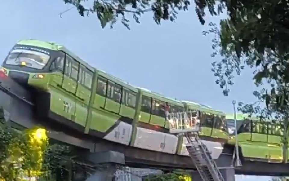 Mumbai monorail: ମୁମ୍ବାଇ ବର୍ଷା ଯୋଗୁଁ ଭାରି ଭିଡ଼, ଟ୍ରାକ୍‌ରେ ଅଟକିଲା ମୋନୋରେଳ