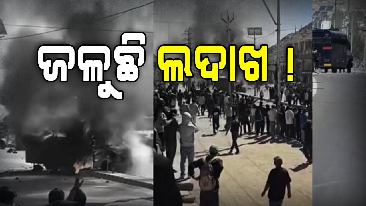 ଭୟଙ୍କର ସ୍ଥିତି ! ସରକାରୀ ଦପ୍ତରକୁ ପଥର ମାଡ଼, ପୋଲିସ ଗାଡ଼ି ପୋଡ଼ା ଜଳା..୪ ମୃତ