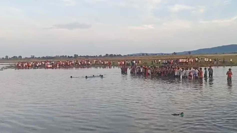 ମୂର୍ତ୍ତି ବିସର୍ଜନ ବେଳେ ବଡ଼ ଅଘଟଣ, ପୋଖରୀରେ ବୁଡ଼ି ଚାଲିଗଲା ୧୦ ଜୀବନ