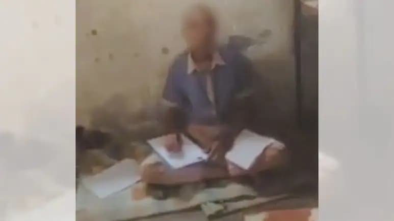'ବାପା, ତୁମେ କେବେ ଟଙ୍କା ବାନ୍ଧିବ ?' ପରୀକ୍ଷାରେ ଦଶମ ଛାତ୍ରଙ୍କୁ ଚଟାଣରେ ବସାଇ ଦେଲେ