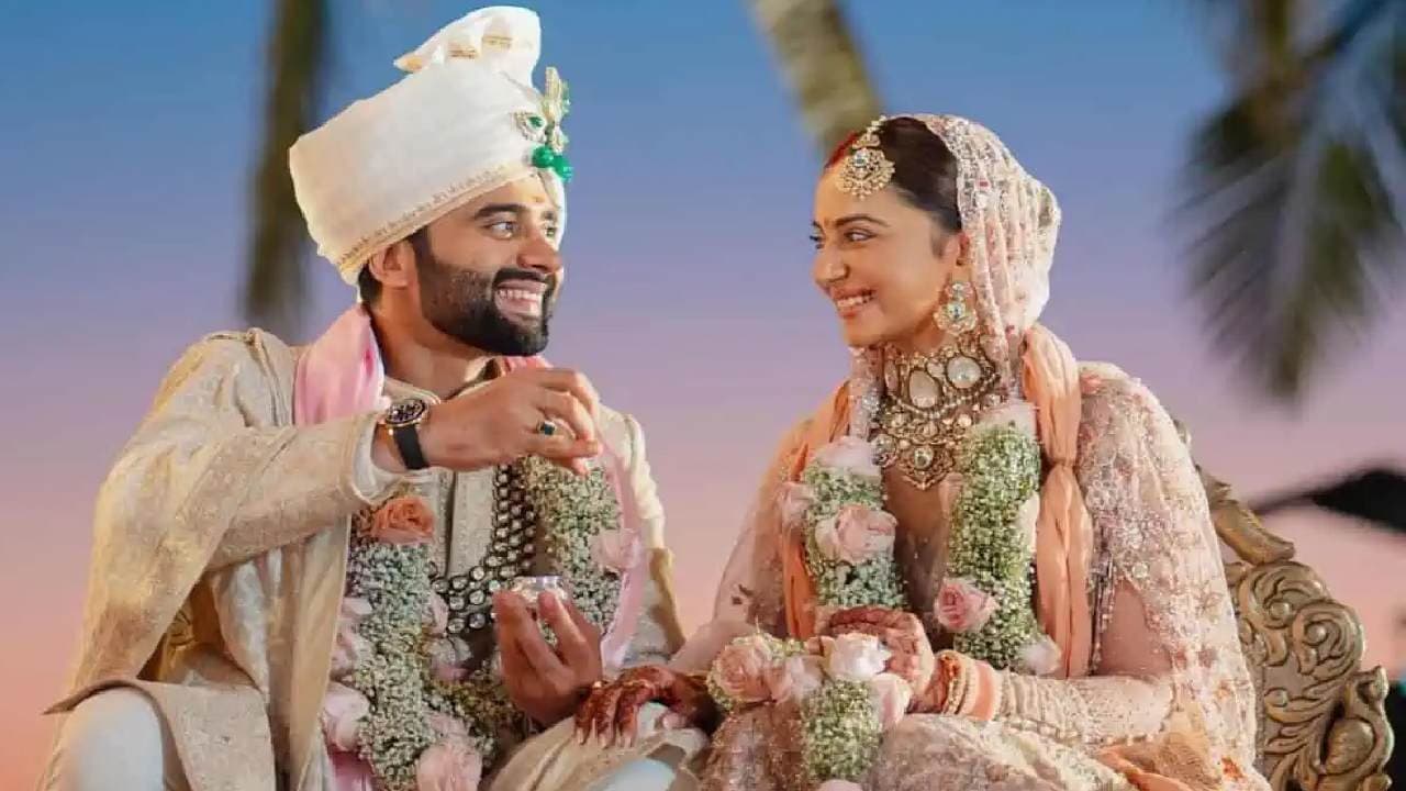From Rakul's Floral lehenga to Jackky's Embroidered Sherwani, Check Out Their Wedding Looks
