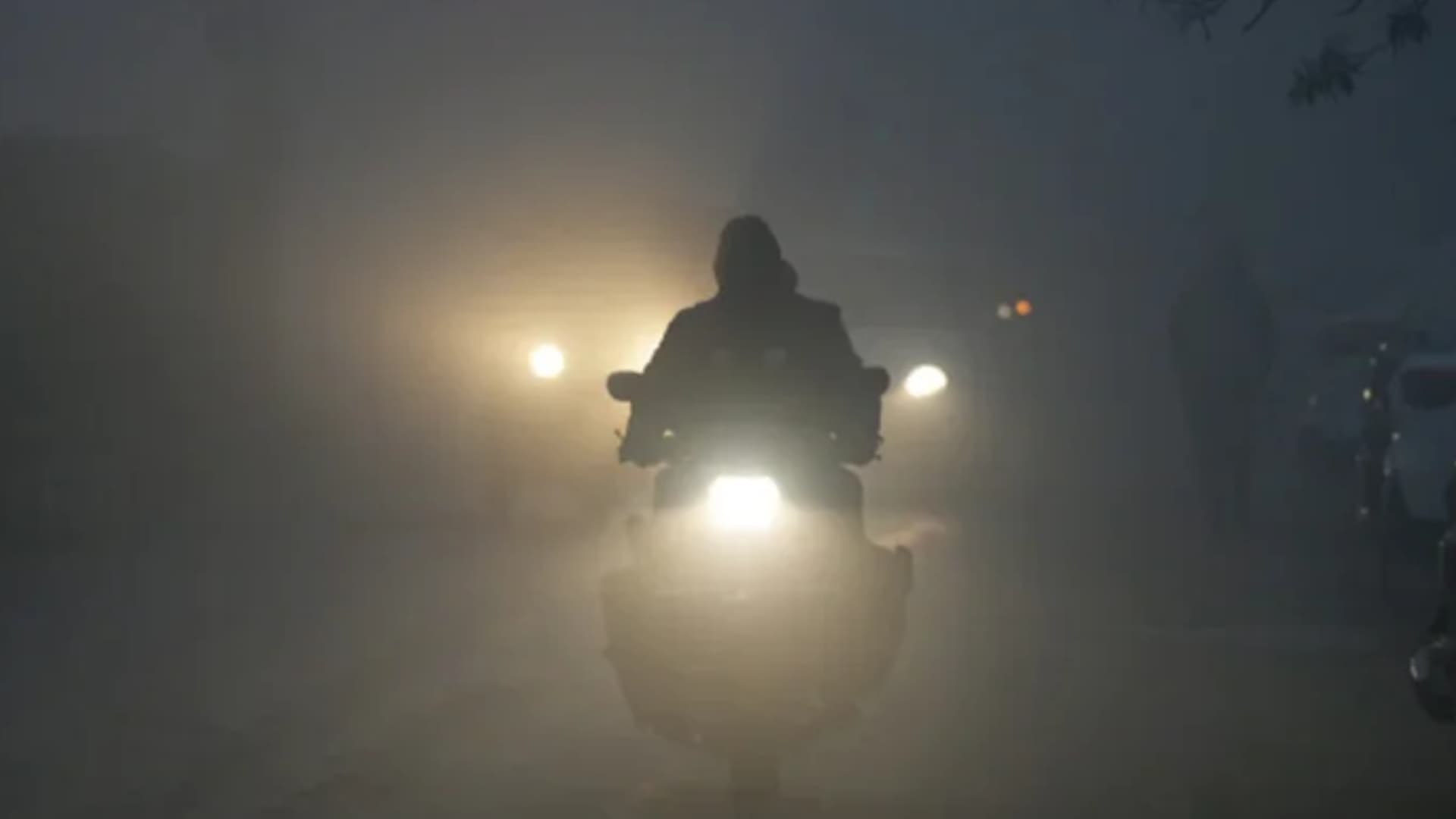 Dense Fog Grips Twin City, Commuters Face Difficulties In Movement