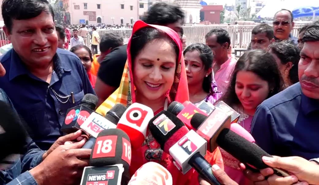 Meenakshi Seshadri Visits Puri Jagannath Temple