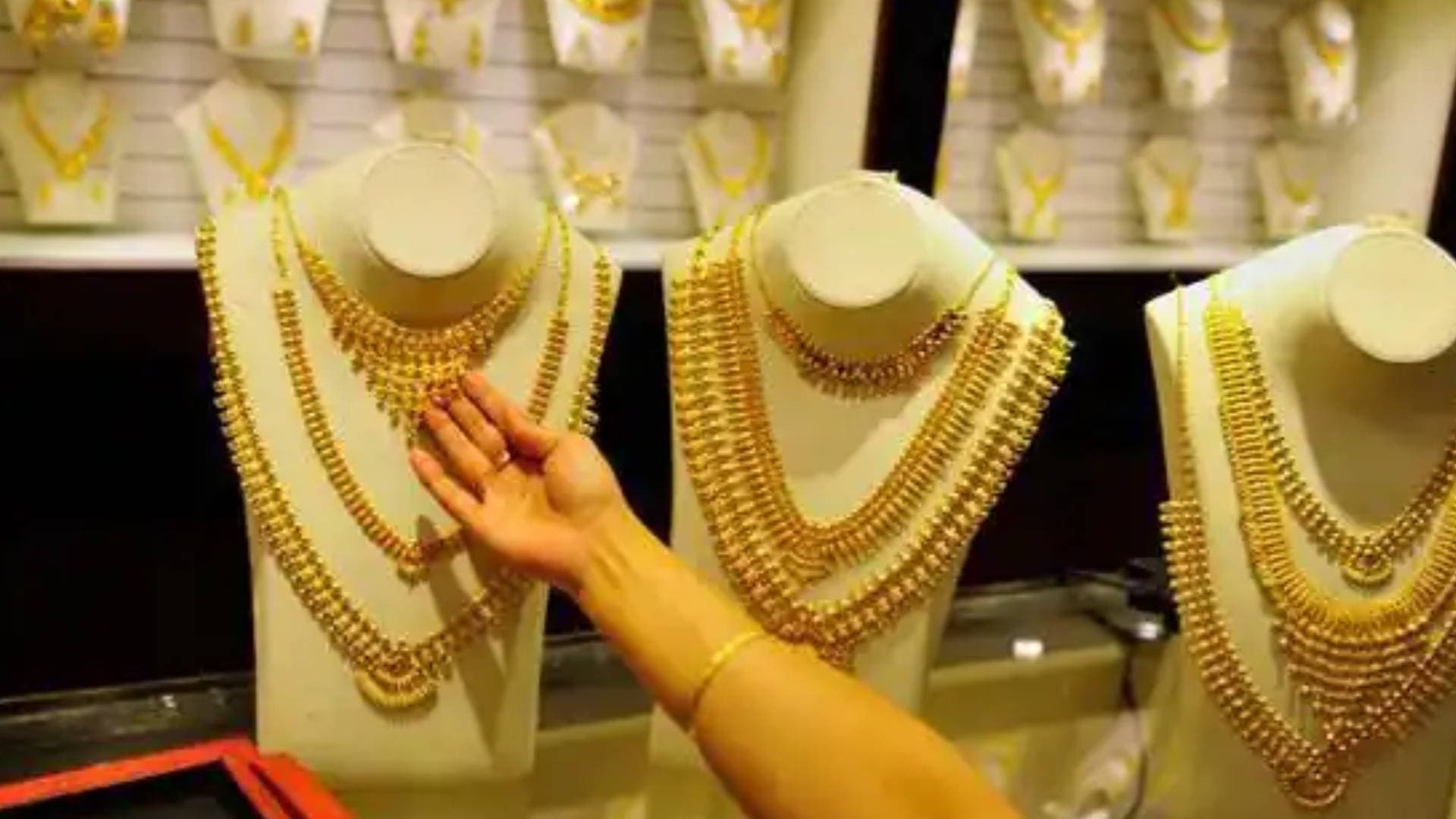Gold Price Goes Down By Rs 100, Silver Price Goes Up By Rs 600