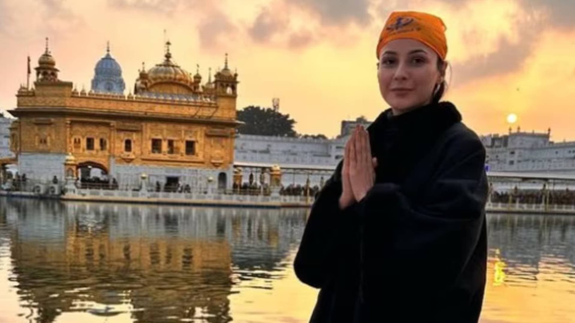 Shehnaaz Gill Visits Golden Temple, Offers Prayers