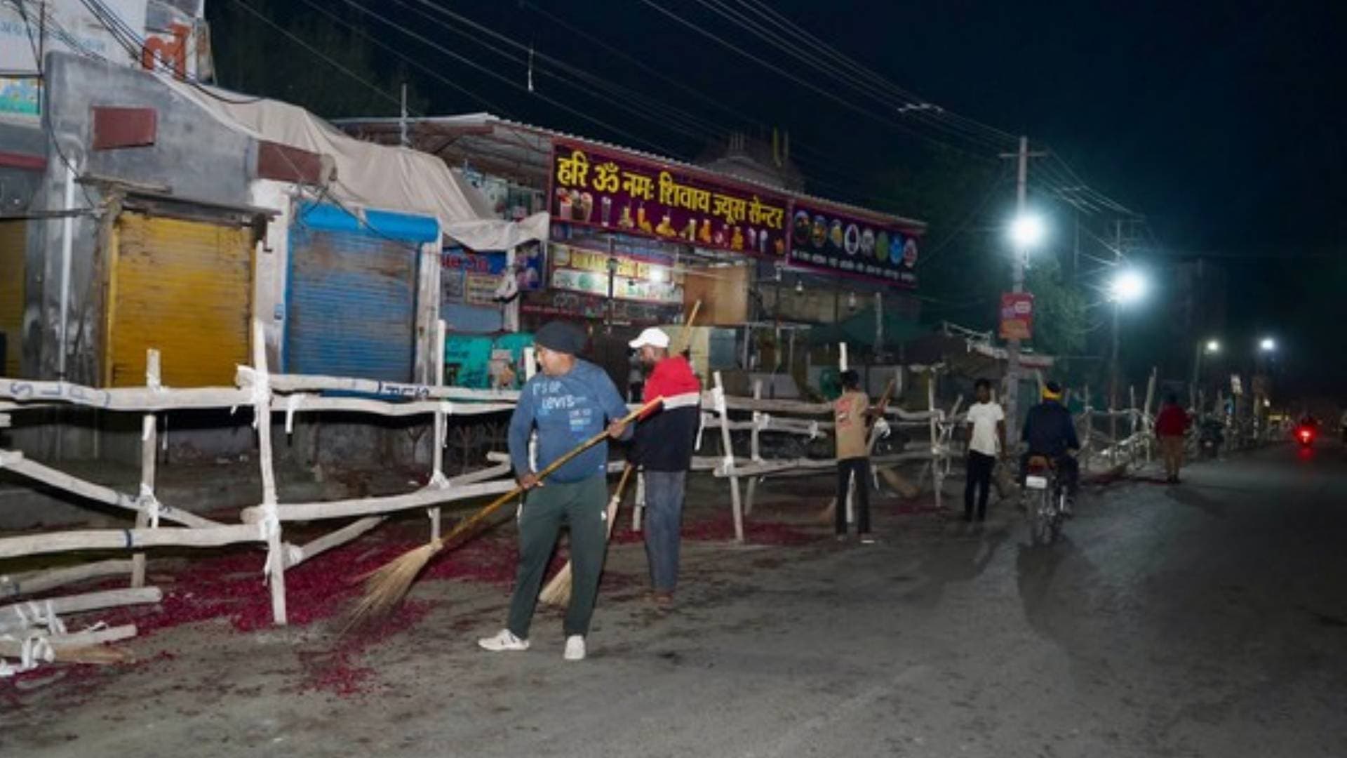 PM Modi Leads By Example, Orders Cleanliness Drive After Bikaner Roadshow
