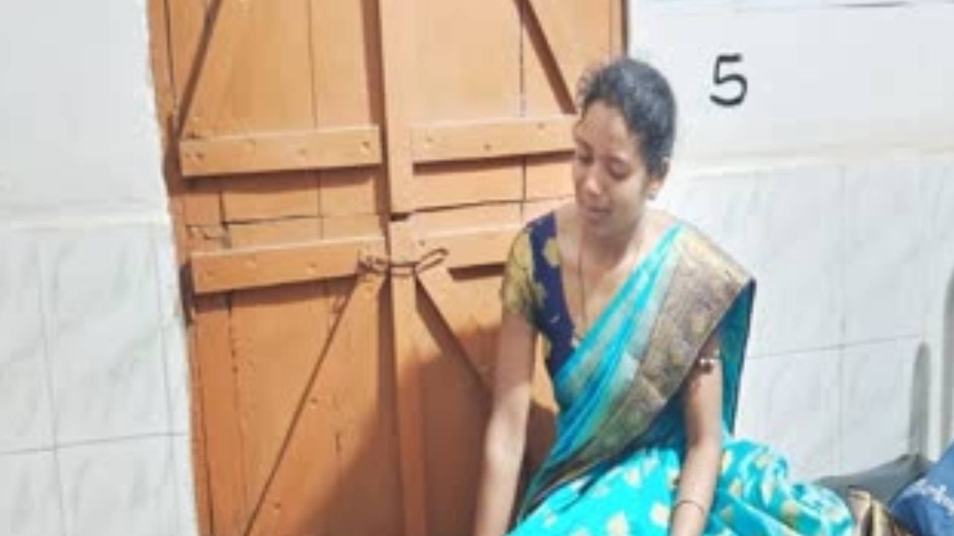 No Humanity! Bus Conductor Forces Mother To Get Down With  Dead Son 