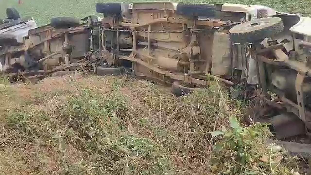 3 Mini Trucks Overturn As Towing Truck Loses Balance 