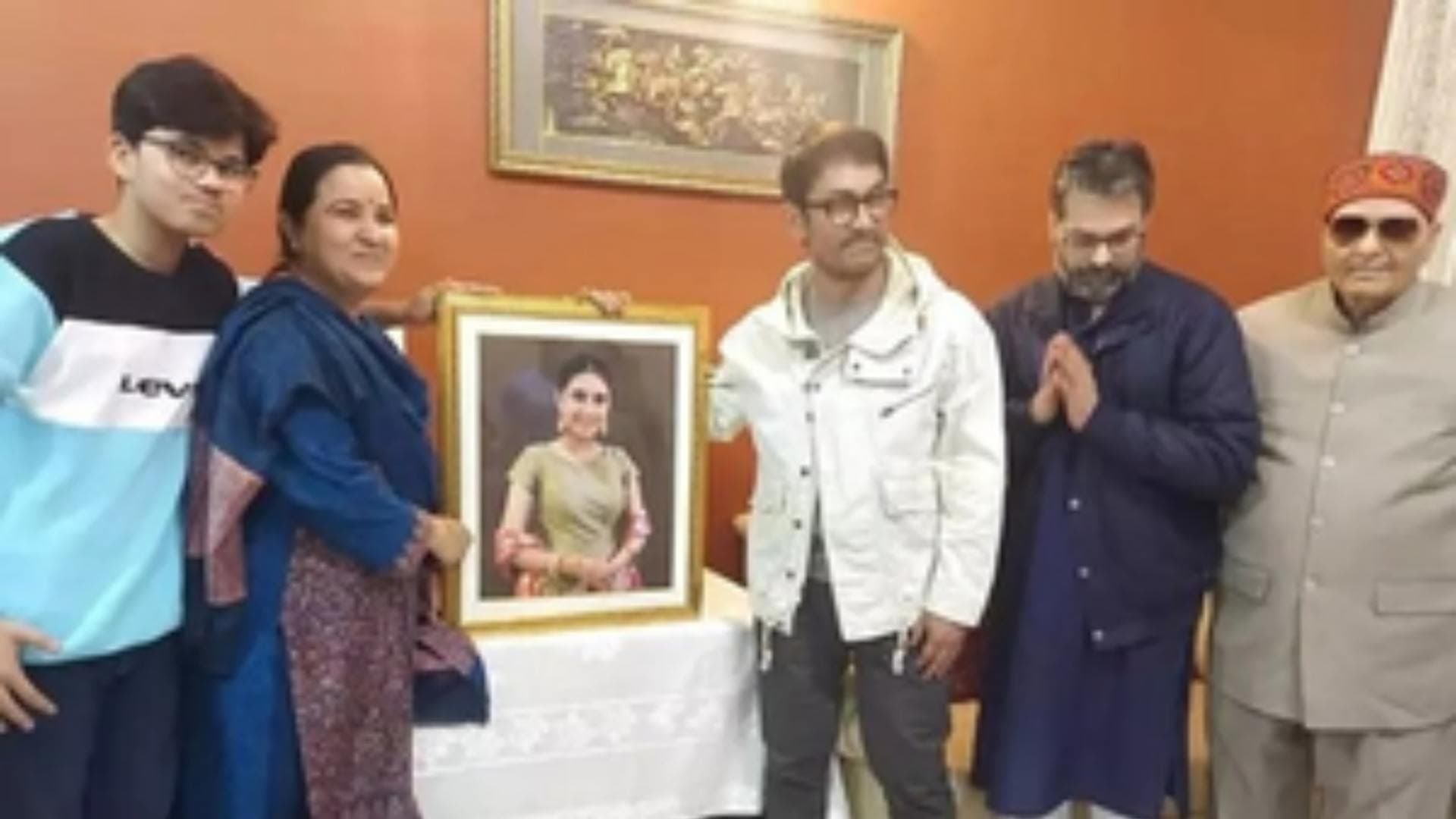 Aamir Khan Visits Late ‘Dangal’ Actress Suhani Bhatnagar’s Family In Faridabad