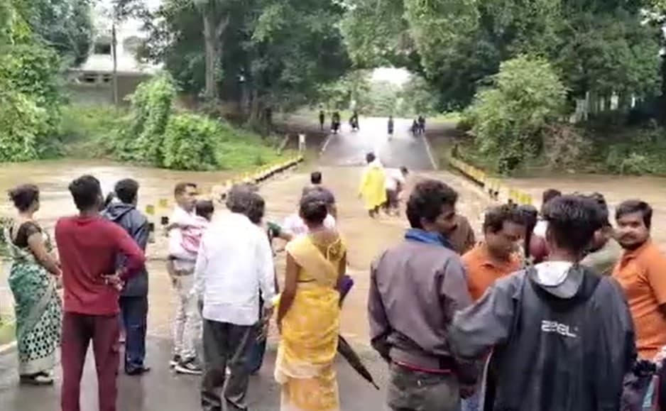ପୋଲ ଉପରେ ପାଣି ଚାଲୁଛି...