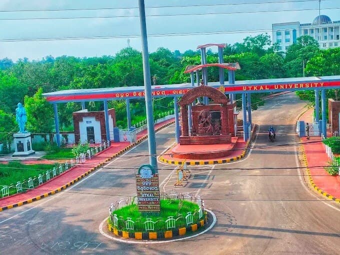 ଉତ୍କଳ ବିଶ୍ୱବିଦ୍ୟାଳୟରେ ସୀମା ଟପିଲା ଅଣଛାତ୍ରଙ୍କ ଦୌରାତ୍ମ୍ୟ