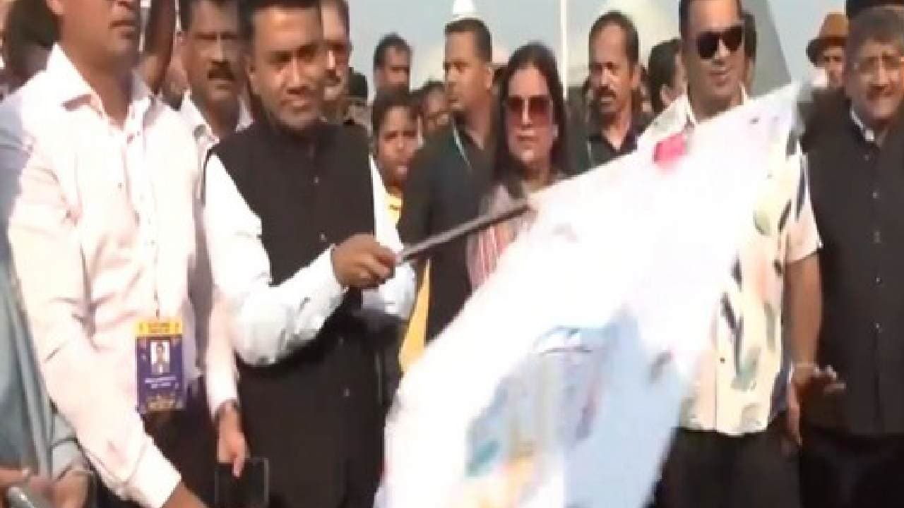Goa: CM Pramod Sawant flags off Carnival parade in Panjim