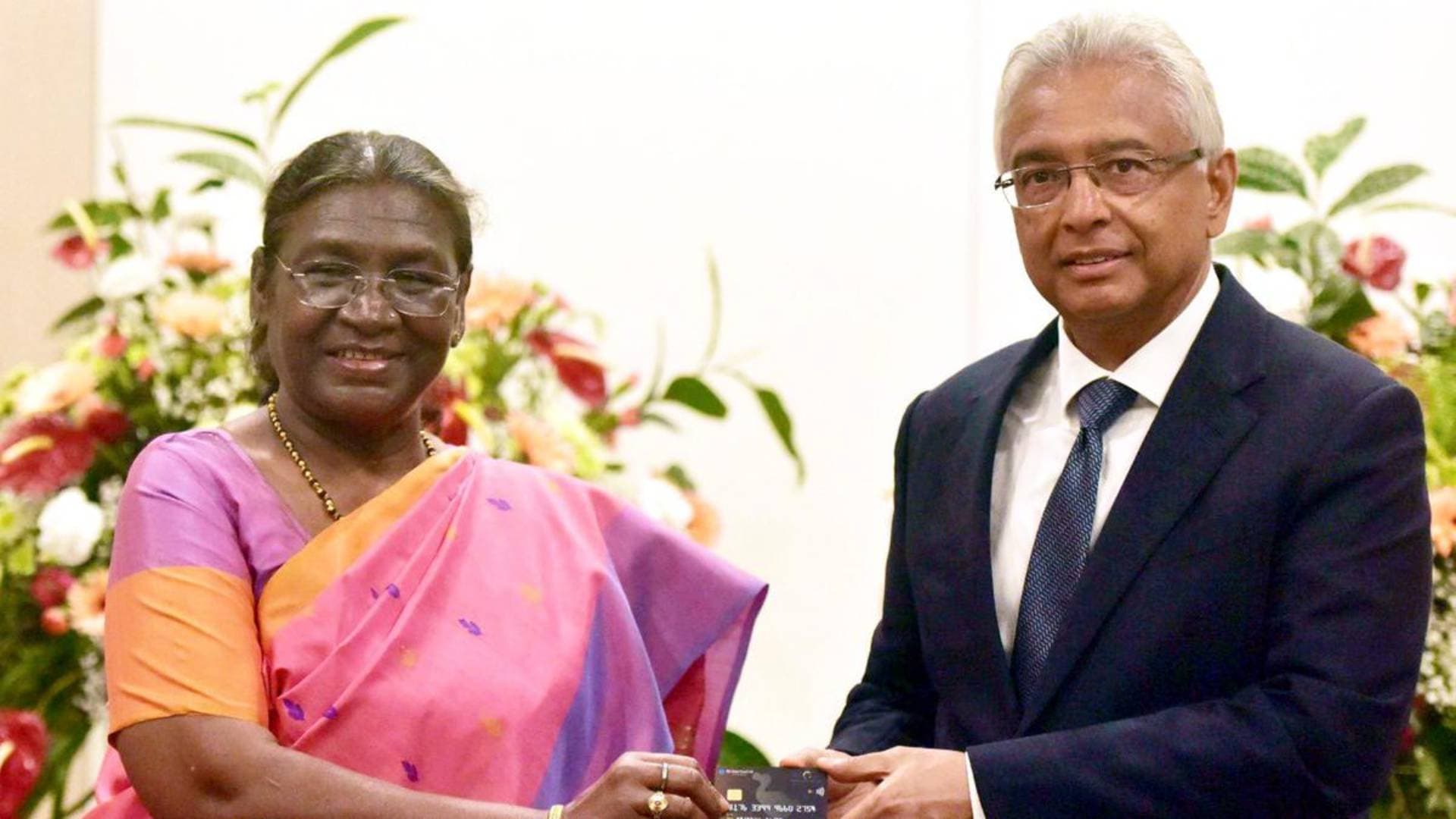 President Murmu Presents RuPay Card To Mauritius PM Jugnauth; Discusses Bilateral Relations