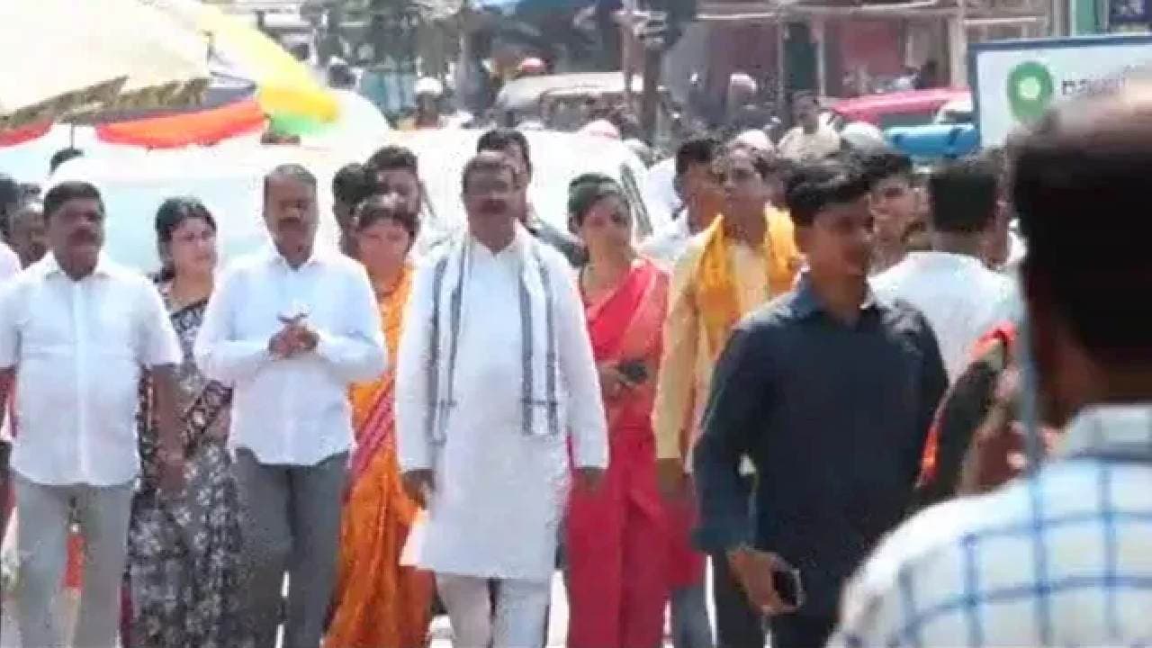 Pradhan Seeks Blessings Of Lingaraj, Says He Will Make Squirrel's Efforts In Modi's Maha Abhiyan