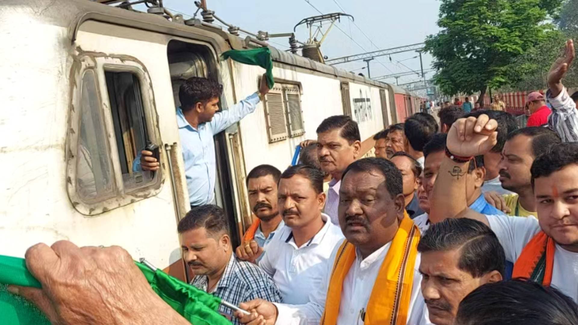 Long-Standing Demand Fulfilled: Samaleswari Express Stops At Rengali Station
