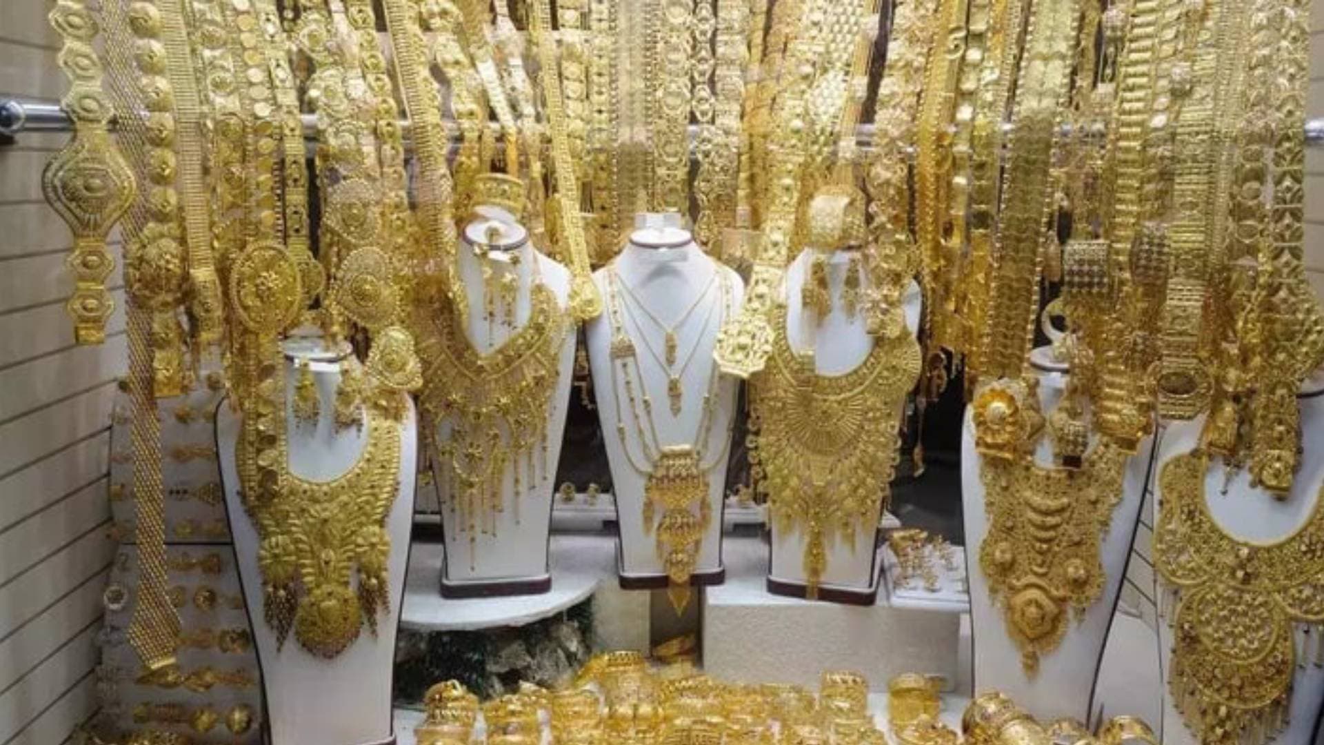 Gold Prices See a Huge Fall Of Rs 400
