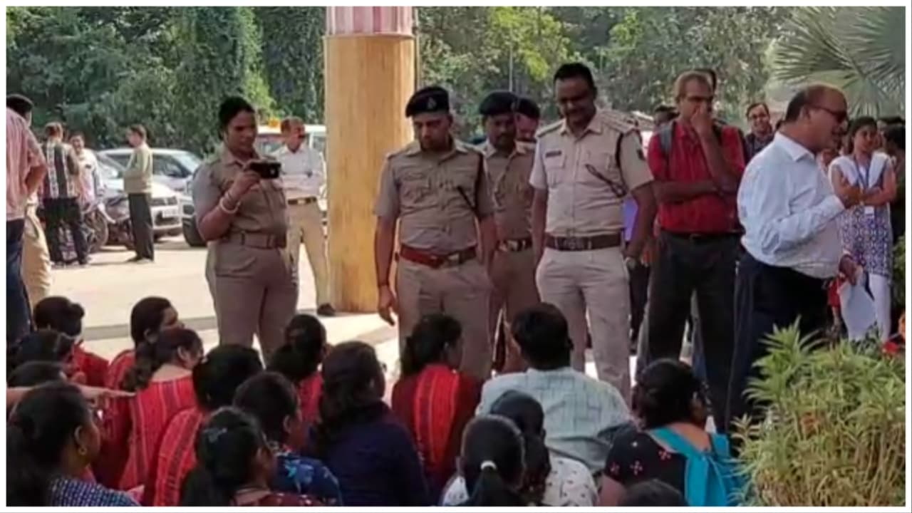 Sambalpur University Students Demand Restrictions On Outsiders Entry To Campus