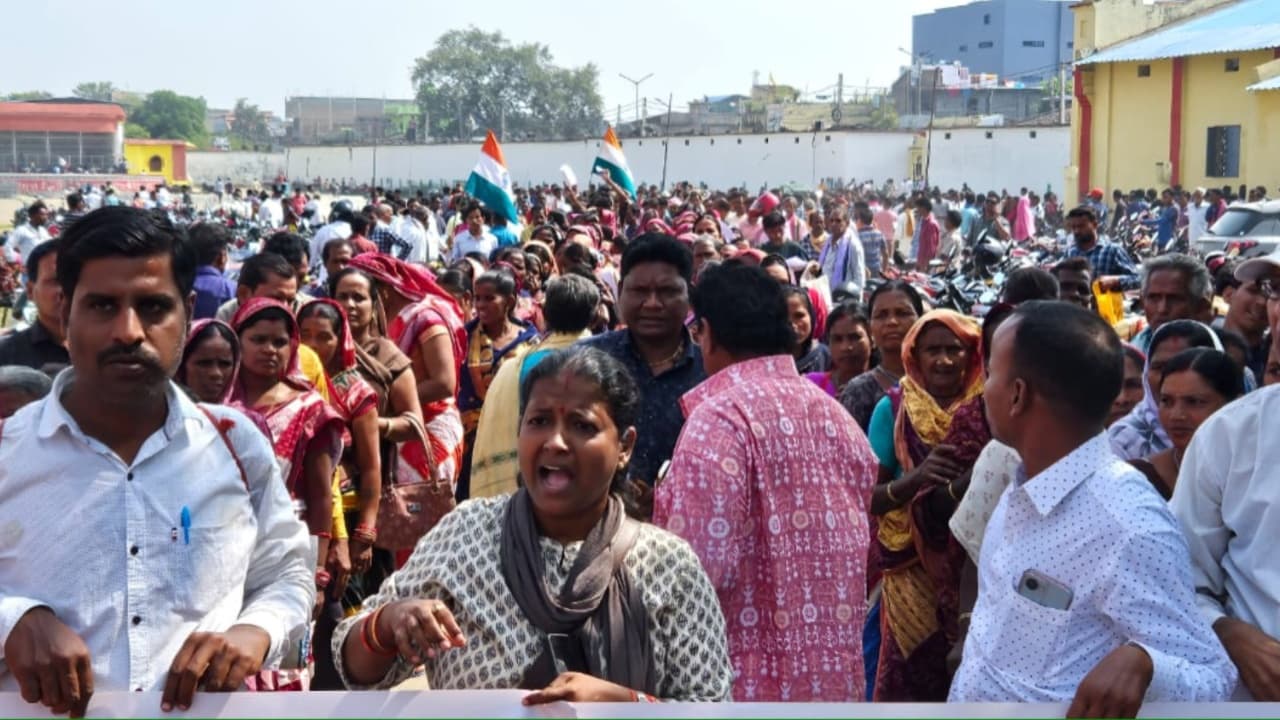 Balangir: Chit Fund Scam Victims Conduct Huge Rally To Collector's Office Seeking Justice
