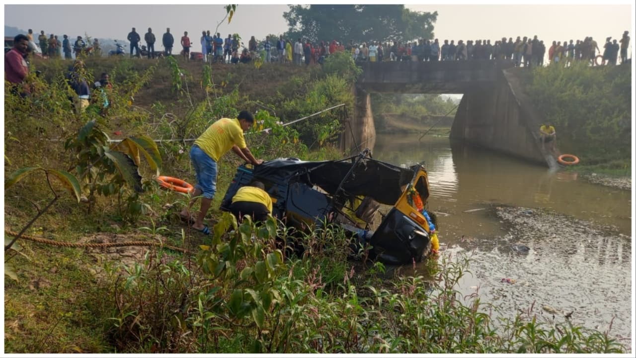 Auto Slips Into Water, Trapped Driver Dies