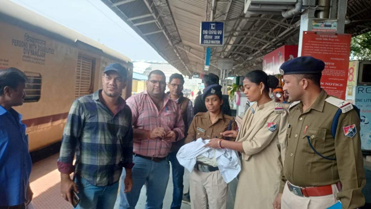 Pregnant Woman Delivers Baby Girl In Train