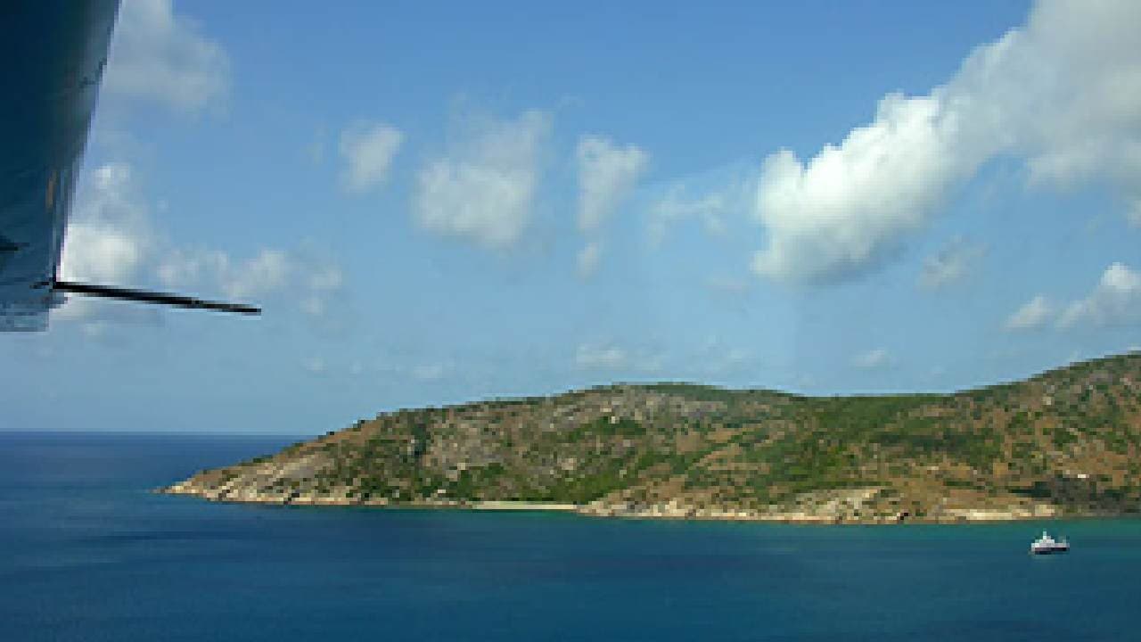 10 Injured In Light Plane Crash On Australia's Great Barrier Reef Island