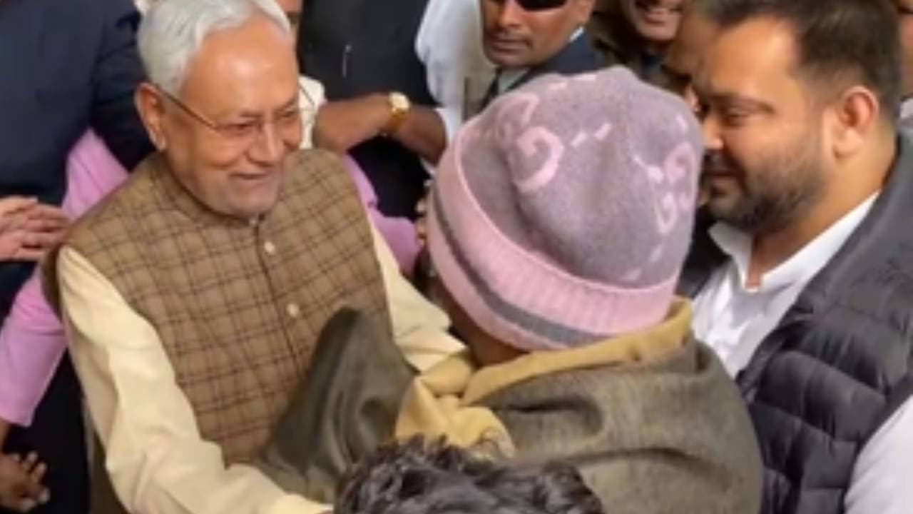 Days After Ditching Grand Alliance, Nitish Exchanges Pleasantries With Lalu