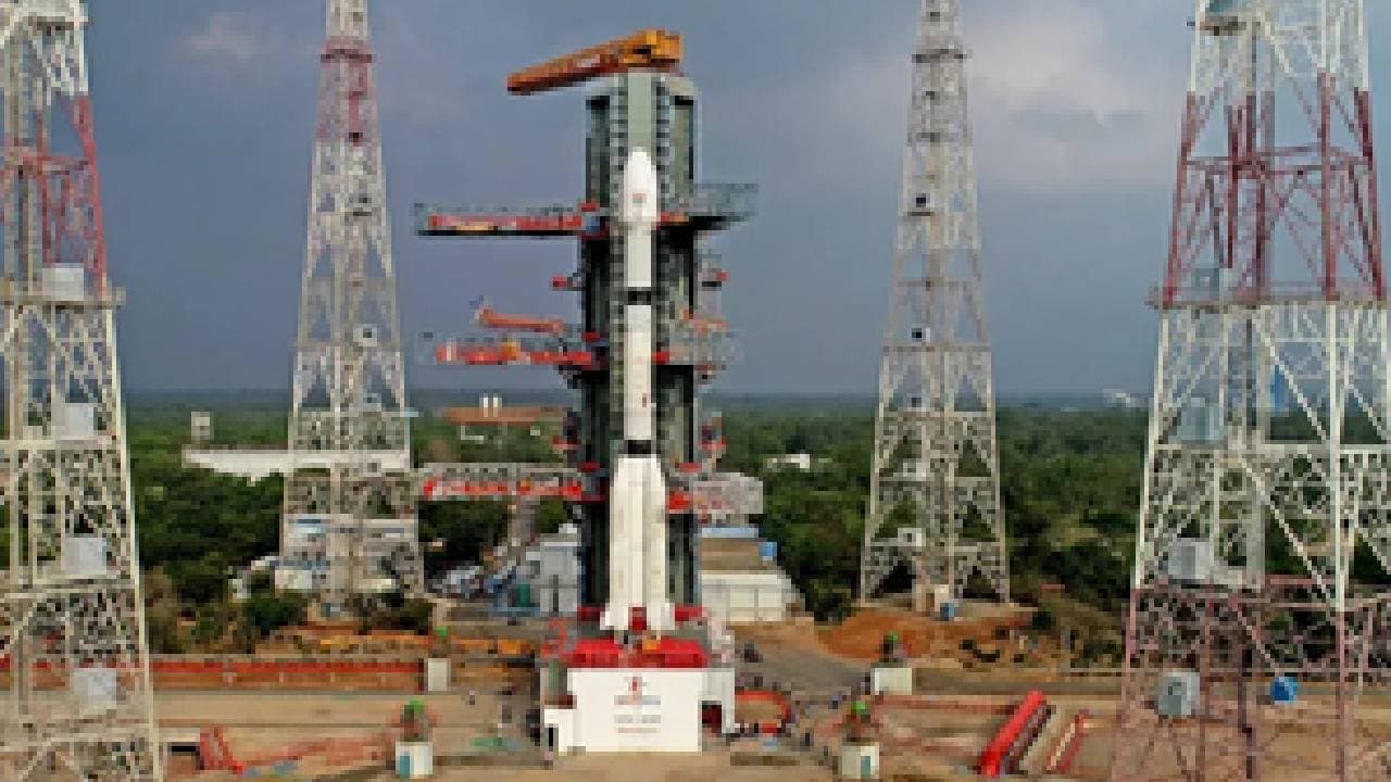 Indian Rocket GSLV Lifts Off With Weather Satellite INSAT-3DS
