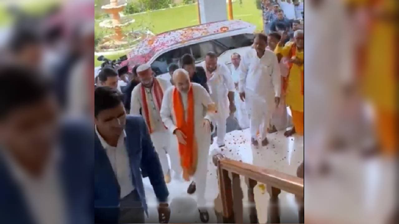 Amit Shah Visits Rebel SP MLA's House