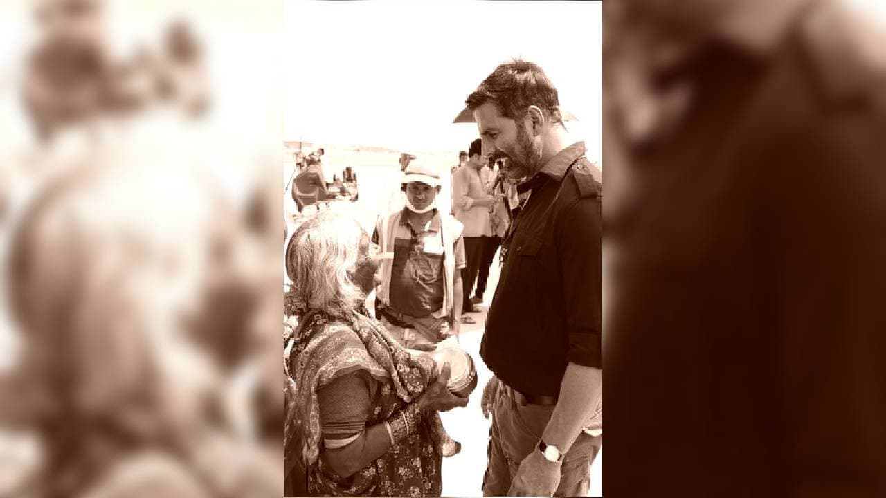 Akshay Kumar Offers Help To Elderly Woman Boarding Her First Flight On 'Sarfira' Set