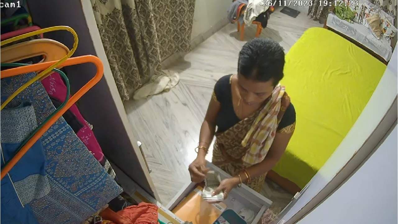 Bhubaneswar: Maid Stealing Cash, Caught In CCTV