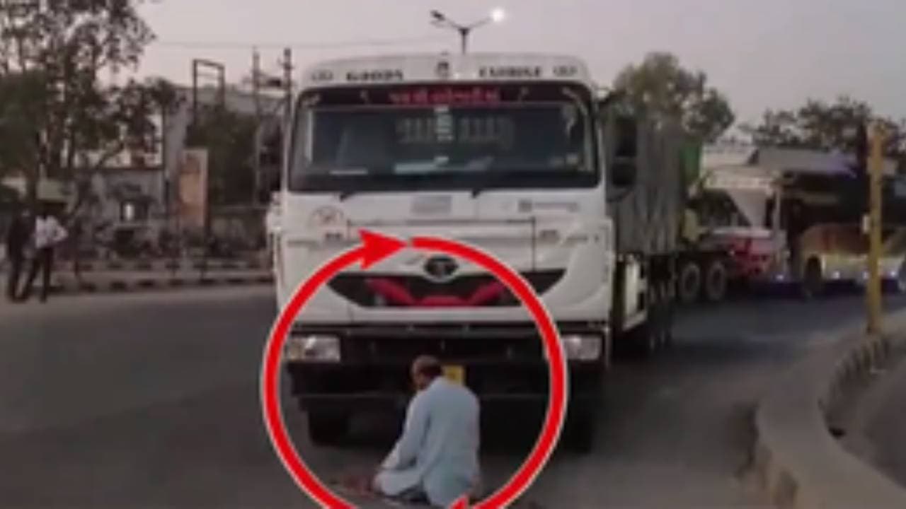 Gujarat Police Arrests Truck Driver For Offering Nimaz On Road