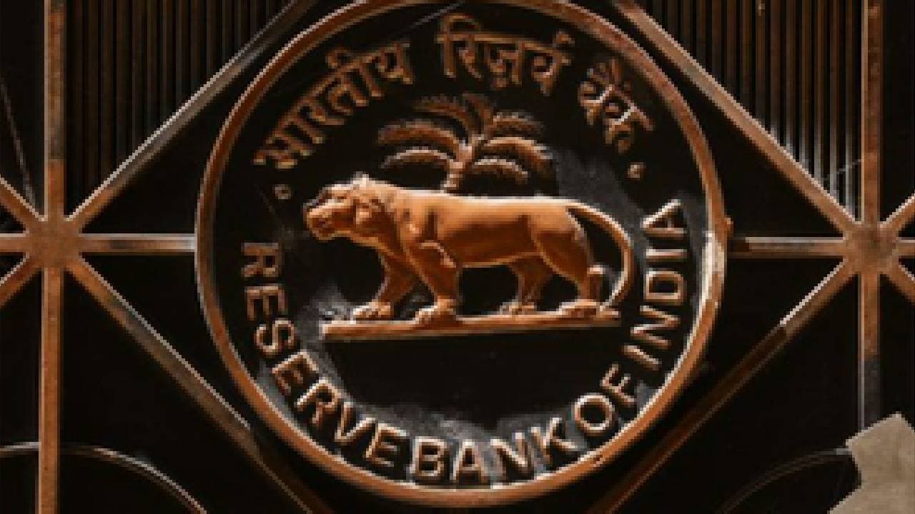 RBI Bars IIFL Finance From Sanctioning Or Disbursing Gold Loans
