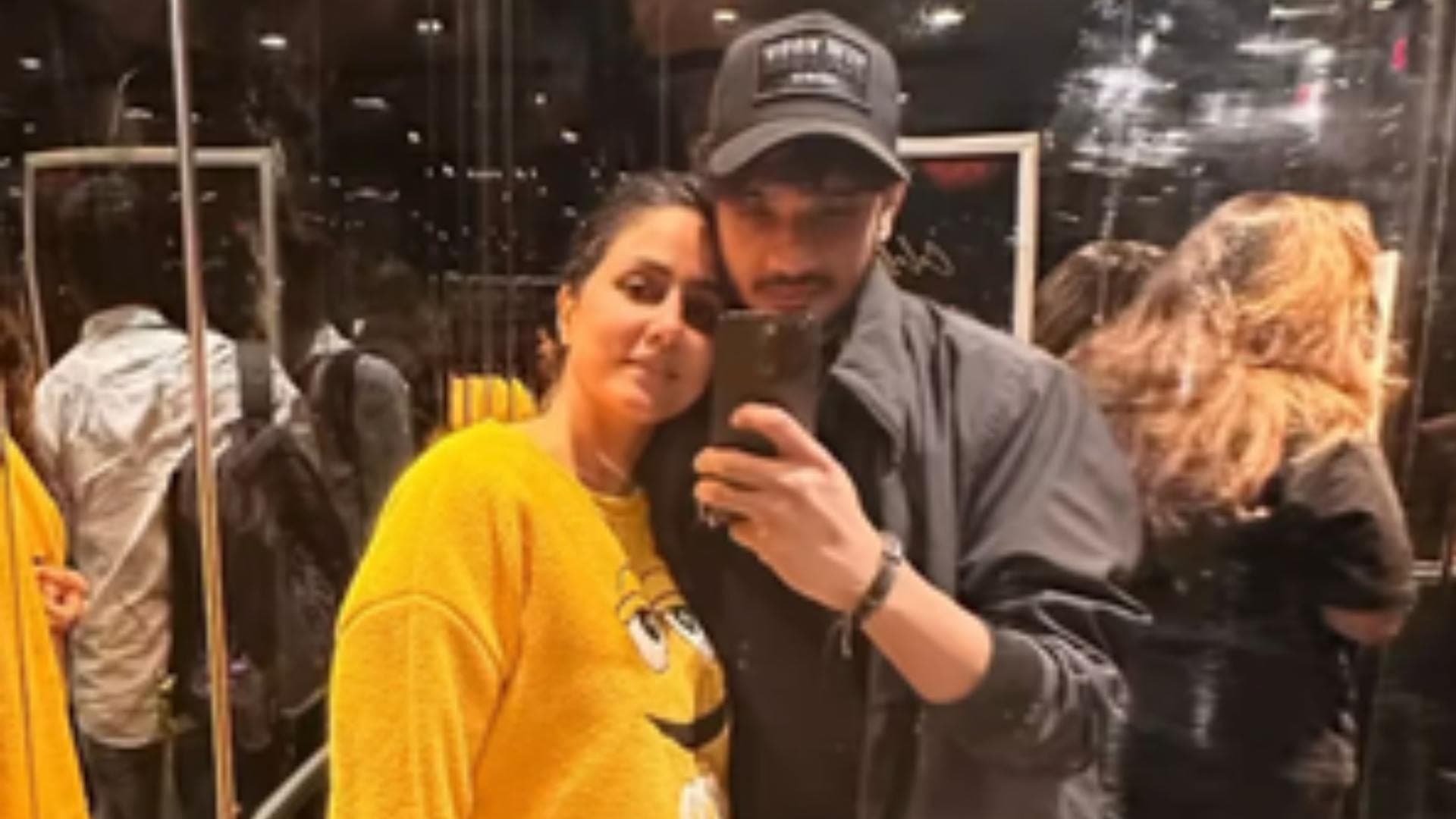 Munawar Faruqui, Hina Khan Pose Together For Selfie As They Wrap Up Kolkata Shoot
