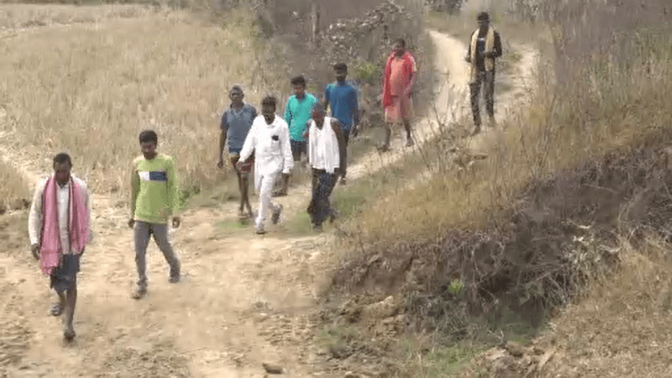 ହାତୀସରା ଗାଁକୁ ଯିବା ପାଇଁ ରାସ୍ତାଟିଏ ନାହିଁ