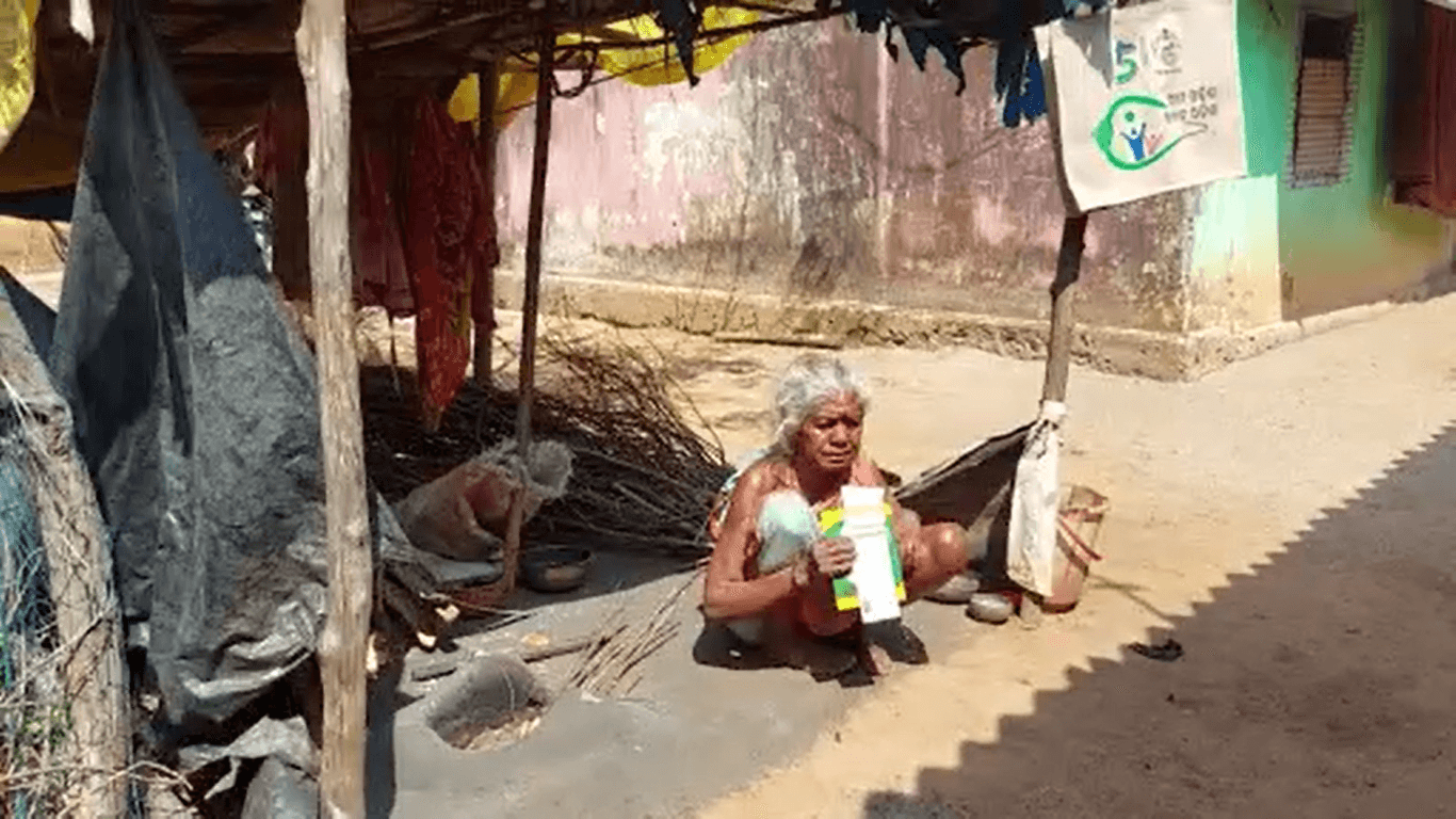 ଜରି ପାଲ ତଳେ ବିତୁଛି ଅସହାୟ ବୃଦ୍ଧାଙ୍କ ଜୀବନ