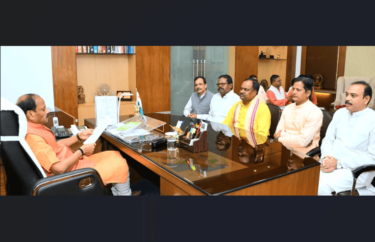 BJP Krushak Morcha Submits Memo To Governor Over Crop Loss