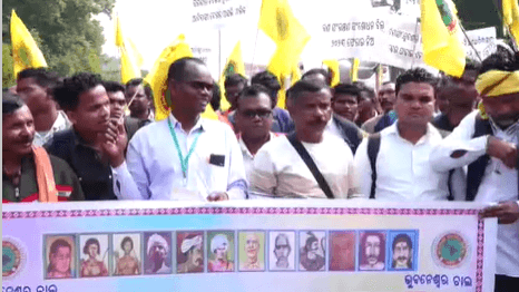 Tribals Take Out Rally In Bhubaneswar Against Forestland Leasing To Companies