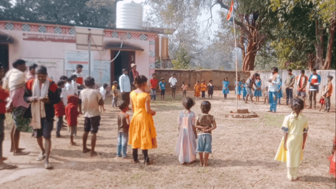 ନୂଆପଡା: ଦୁର୍ଗମ ମାଓପ୍ରବଣ ଇଲାକାରେ ଉଡିଲା ତ୍ରିରଙ୍ଗା