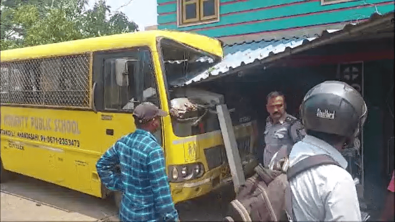 ସ୍କୁଲ ବସ ଦୁର୍ଘଟଣା ଗ୍ରସ୍ତ: କେୟାର ଟେକର ସମେତ 2 ଜଣ ଗୁରୁତର