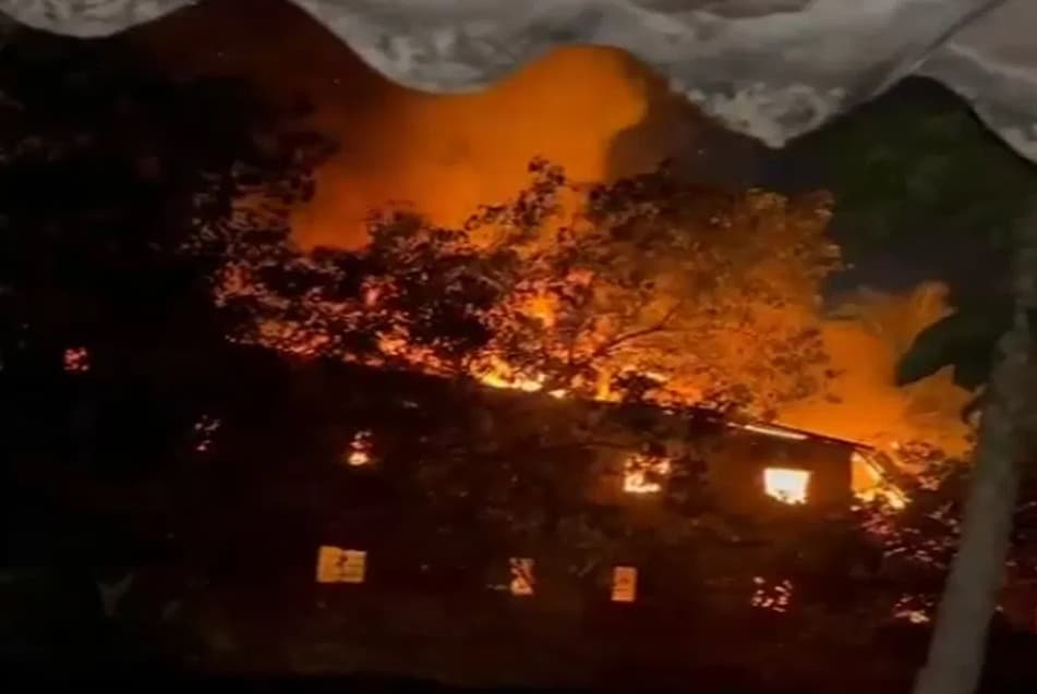 Six youths hurt in Mumbai's Dharavi slum fire