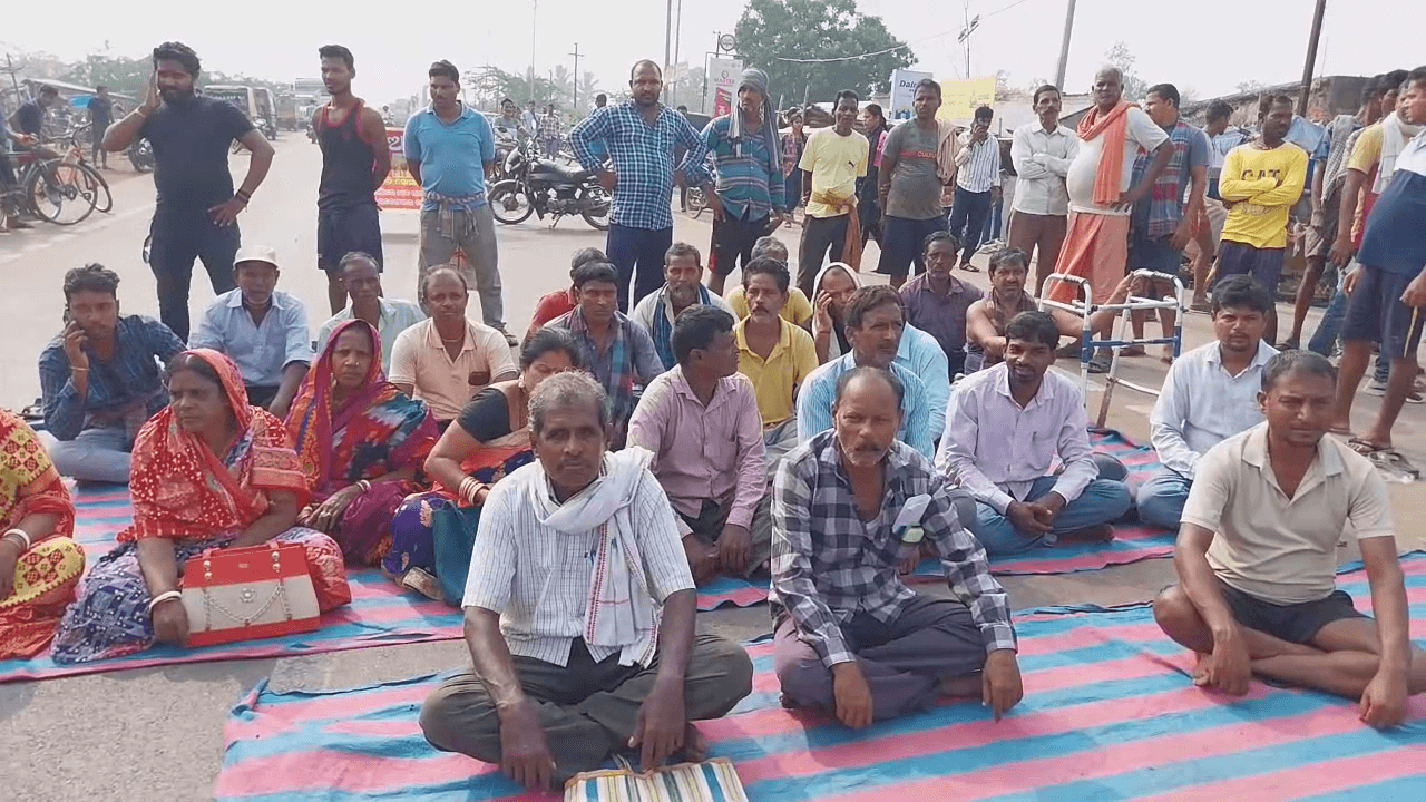 Farmers Block Road In Bhadrak, Protest Nonreceipt Of Paddy Sale Price